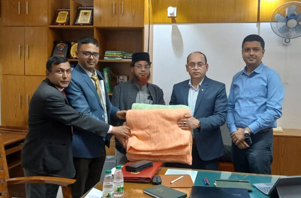 ক্যাপশনঃ পূবালী ব্যাংকের পক্ষ থেকে হাসপাতালে চিকিৎসাধীন রোগীদের জন্য ৫০টি কম্বল হাসপাতাল পরিচালক বিগ্রেডিয়ার জেনারেল ডা. একেএম মশিউল মুনীর হাতে তুলে দেন পুবালী ব্যাংকের হাসপাতাল রোড শাখার সিনিয়র পিন্সিপাল অফিসার ও শাখা ব্যবস্থাপক মৃনাল কান্তি দাস